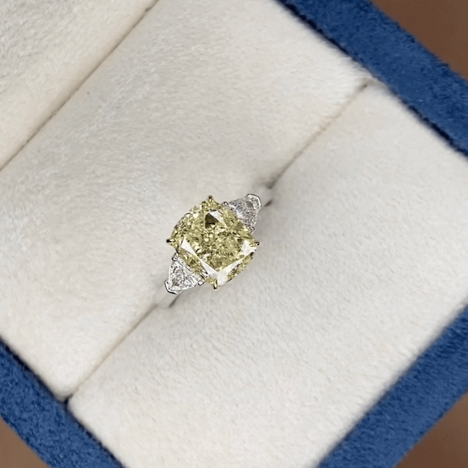 Кольцо с желтым бриллиантом 3 ct из белого золота (ВК0690)